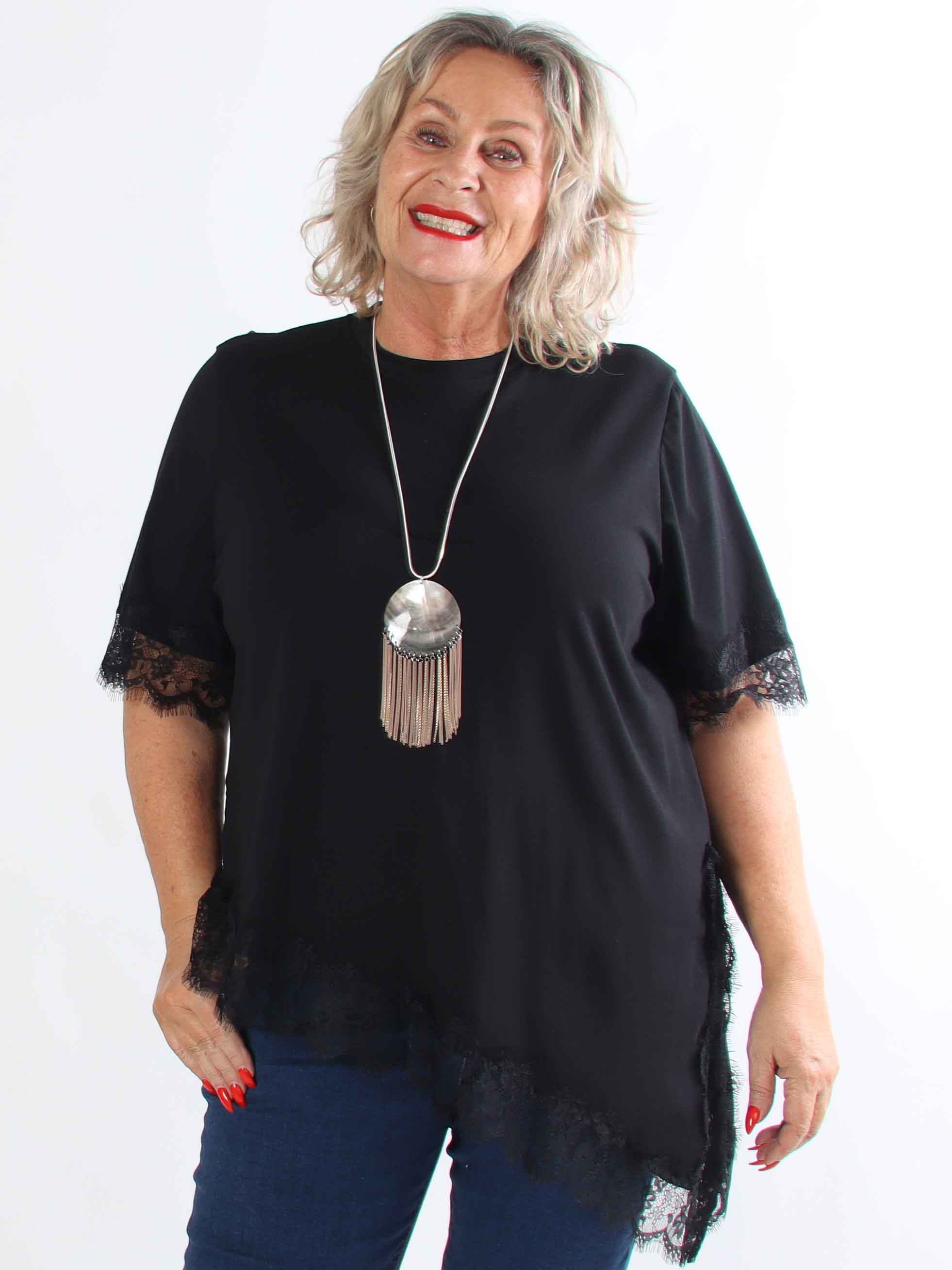 Nitza - Plus size t-shirt i bomuld med skråtskåret bund og elegante blondekanter